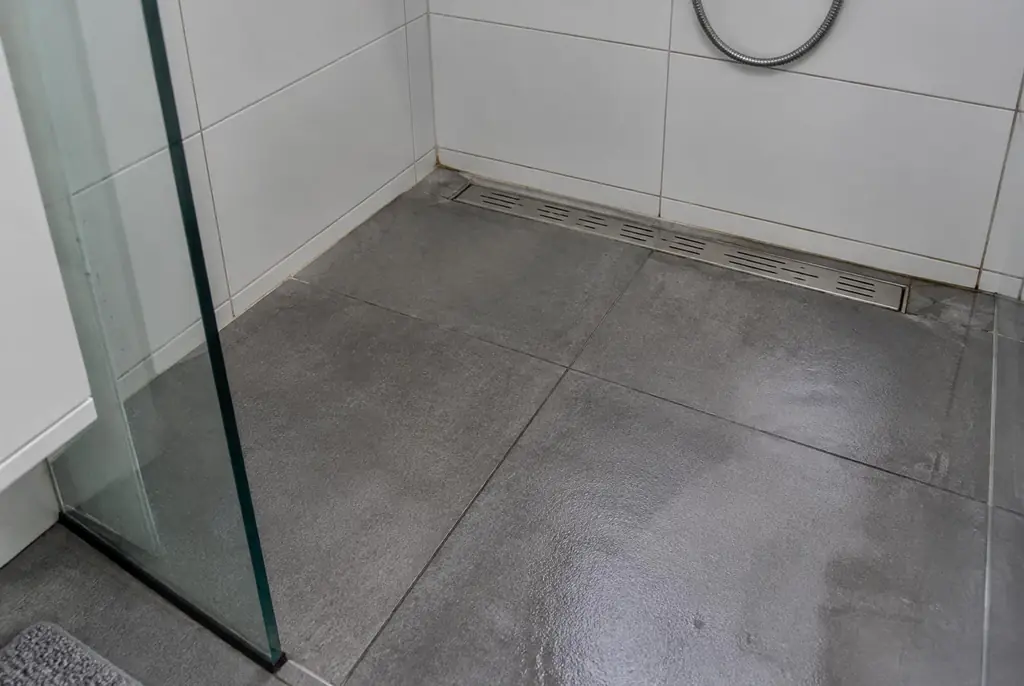 Lekdetectie Sliedrecht – lekkende inloopdouche met natte voegen