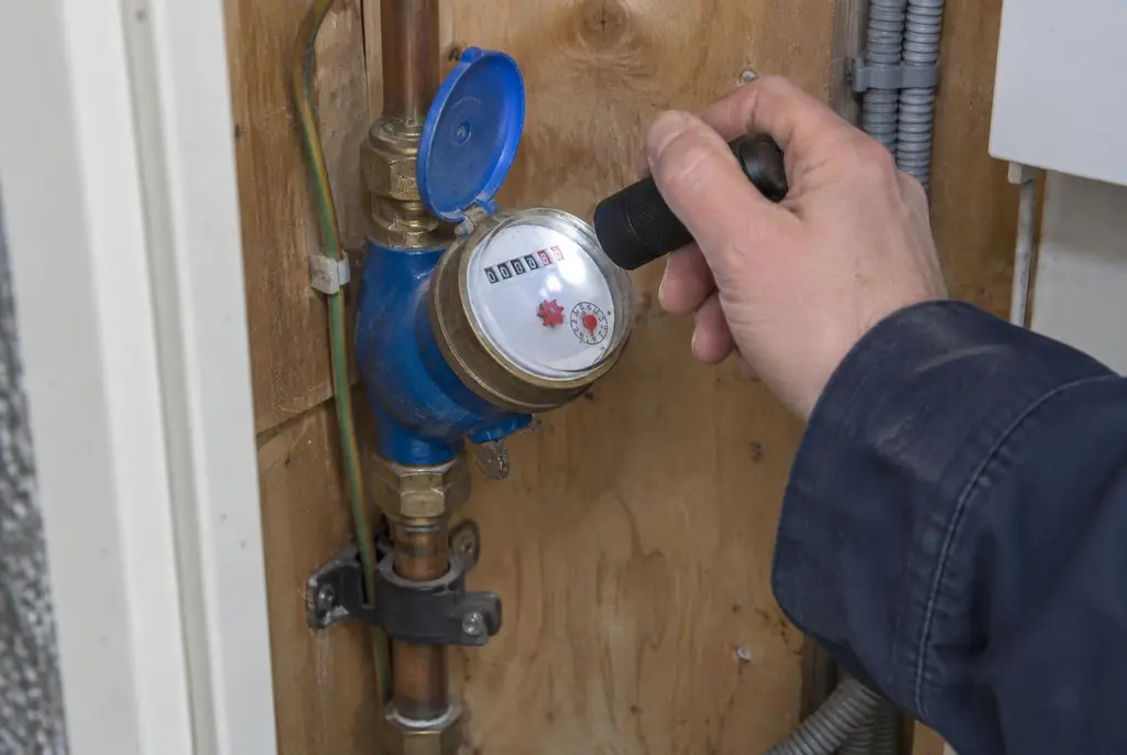 Lekdetectie Sliedrecht – watermeter in de meterkast controleren met een zaklamp